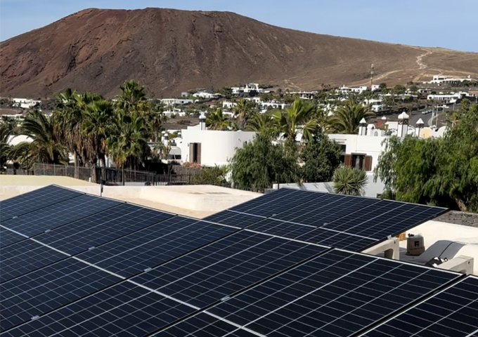 Instalación de placas solares en Playa Blanca